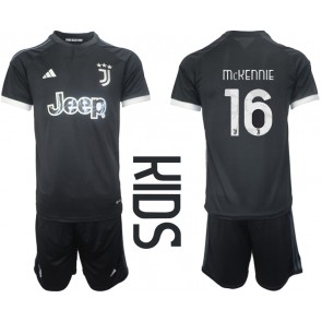 Juventus Weston McKennie #16 Replika Babytøj Tredje sæt Børn 2023-24 Kortærmet (+ Korte bukser)